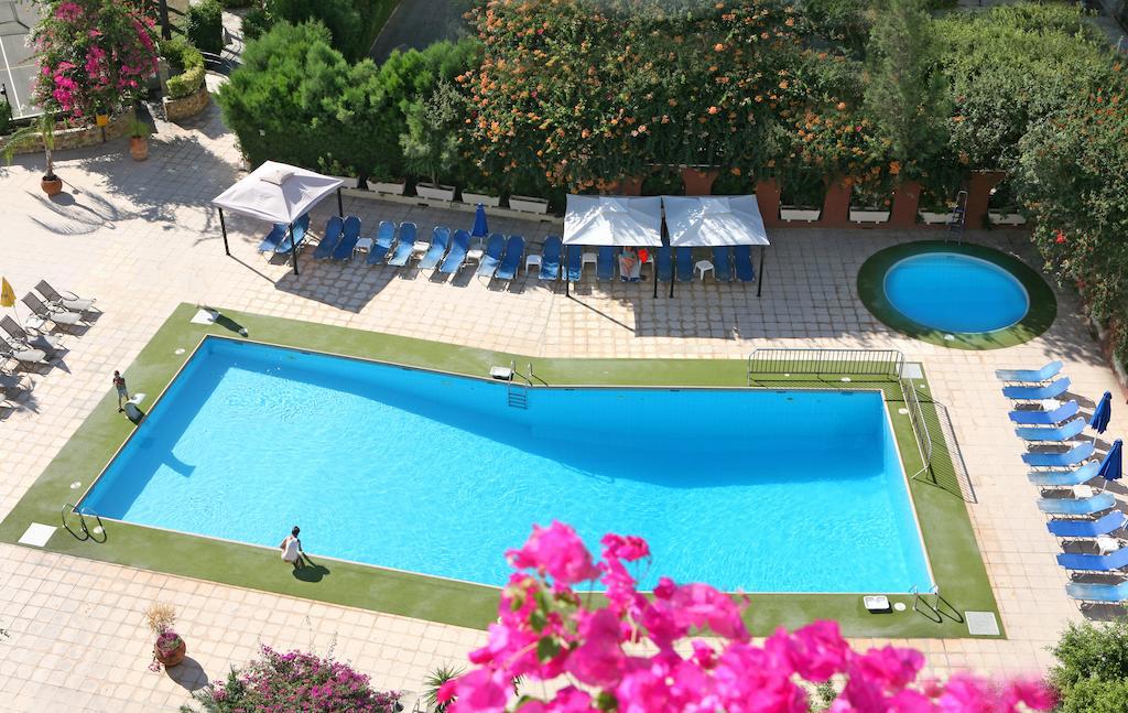Navarria Hotel
