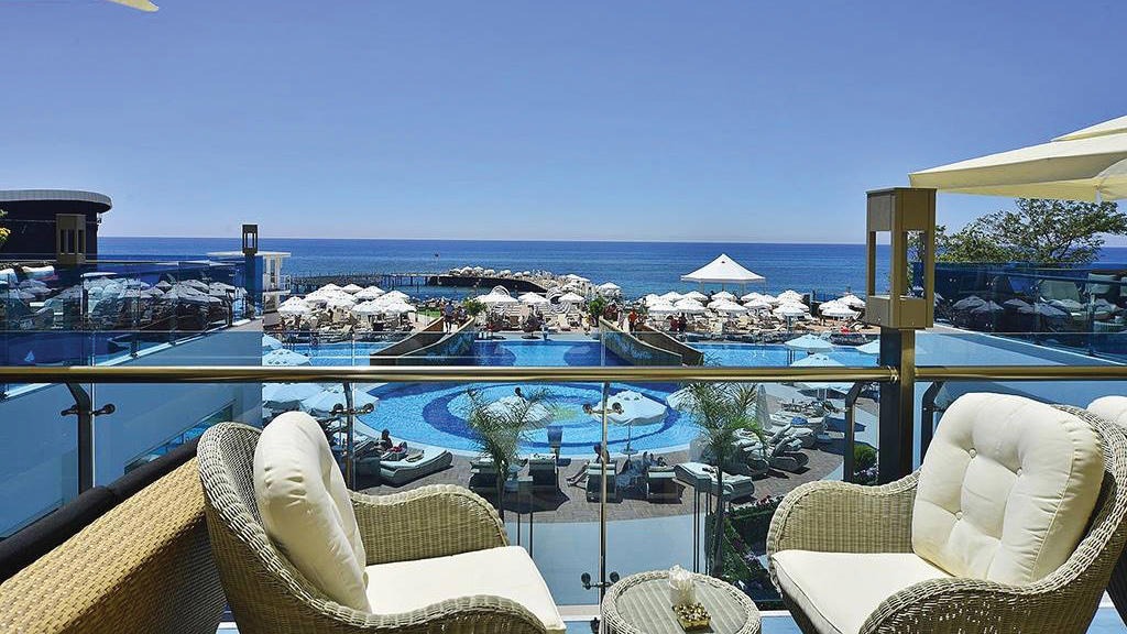 Azura Deluxe Resort & Spa