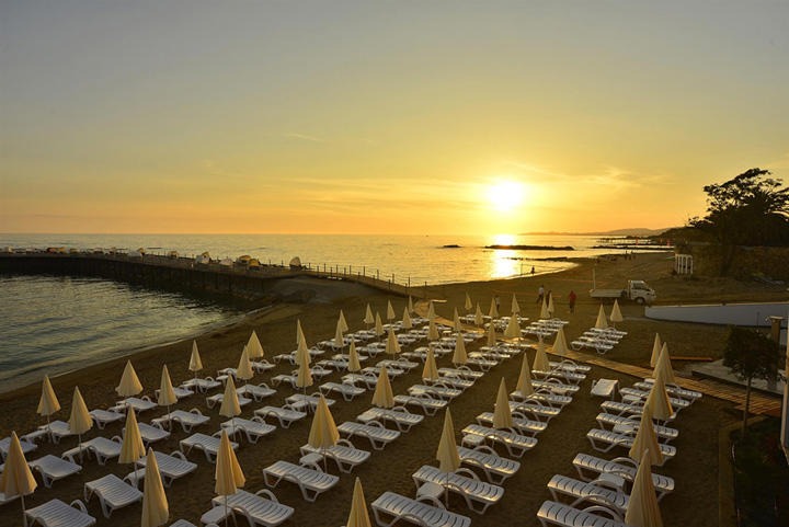 Azura Deluxe Resort & Spa