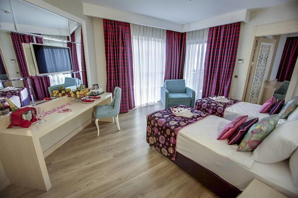 Azura Deluxe Resort & Spa