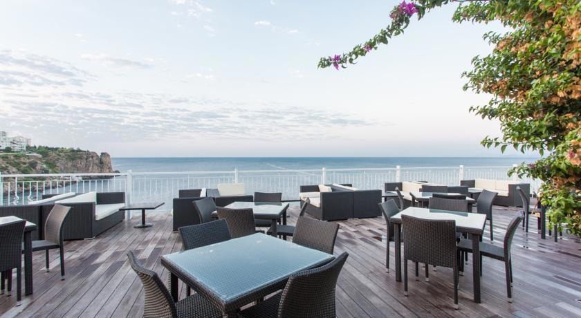 Falcon Hotel