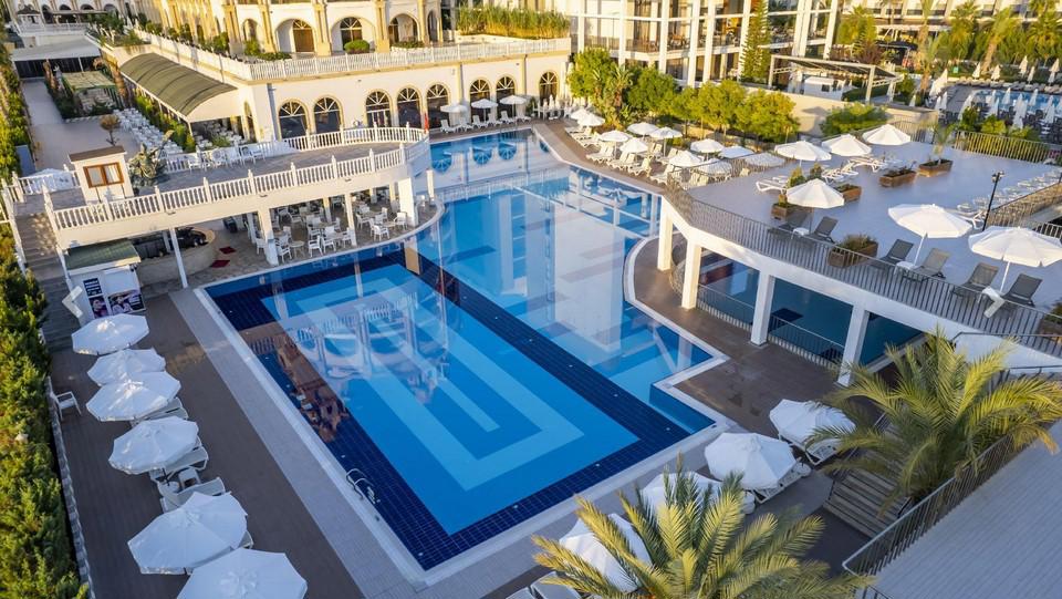 Jadore Deluxe Hotel and Spa