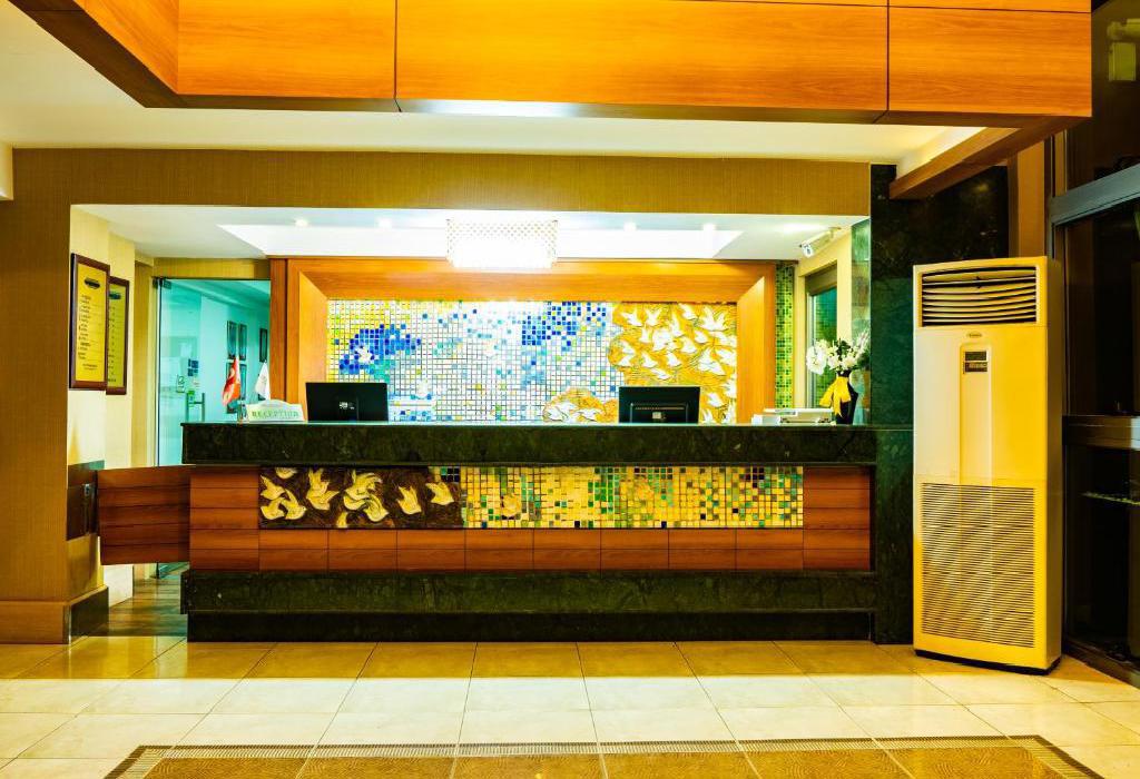 Hotel Ambassador Plaza