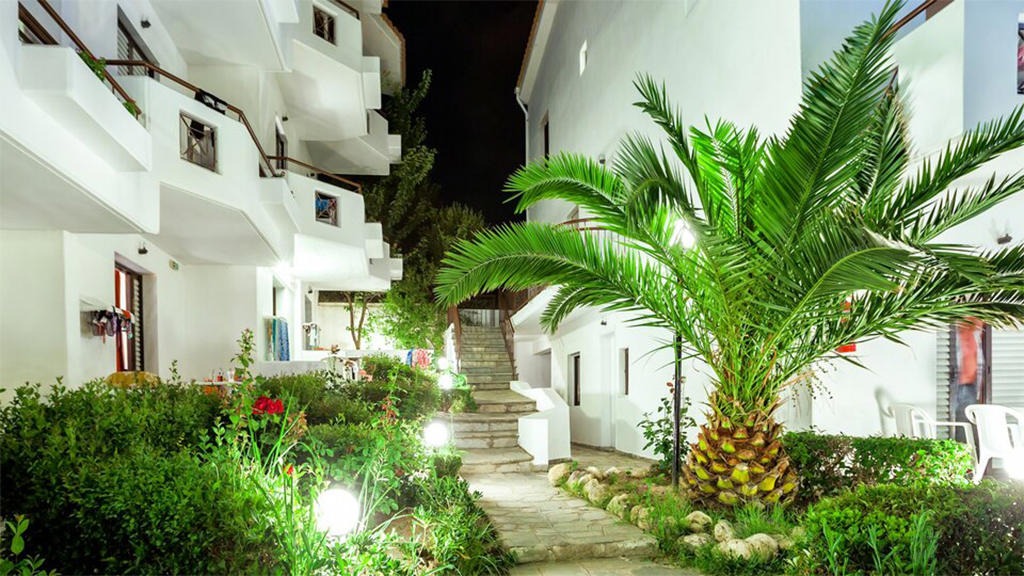 Xenios Dolphin Beach Hotel