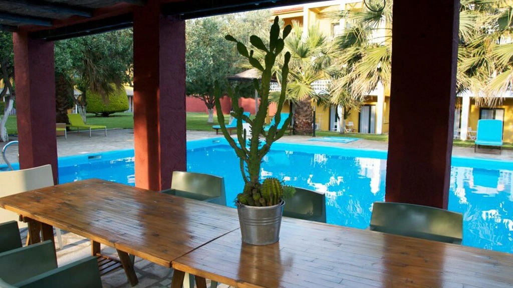 Despotiko Apartments and Suites
