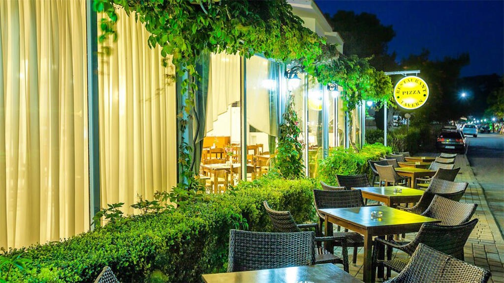 Xenios Dolphin Beach Hotel