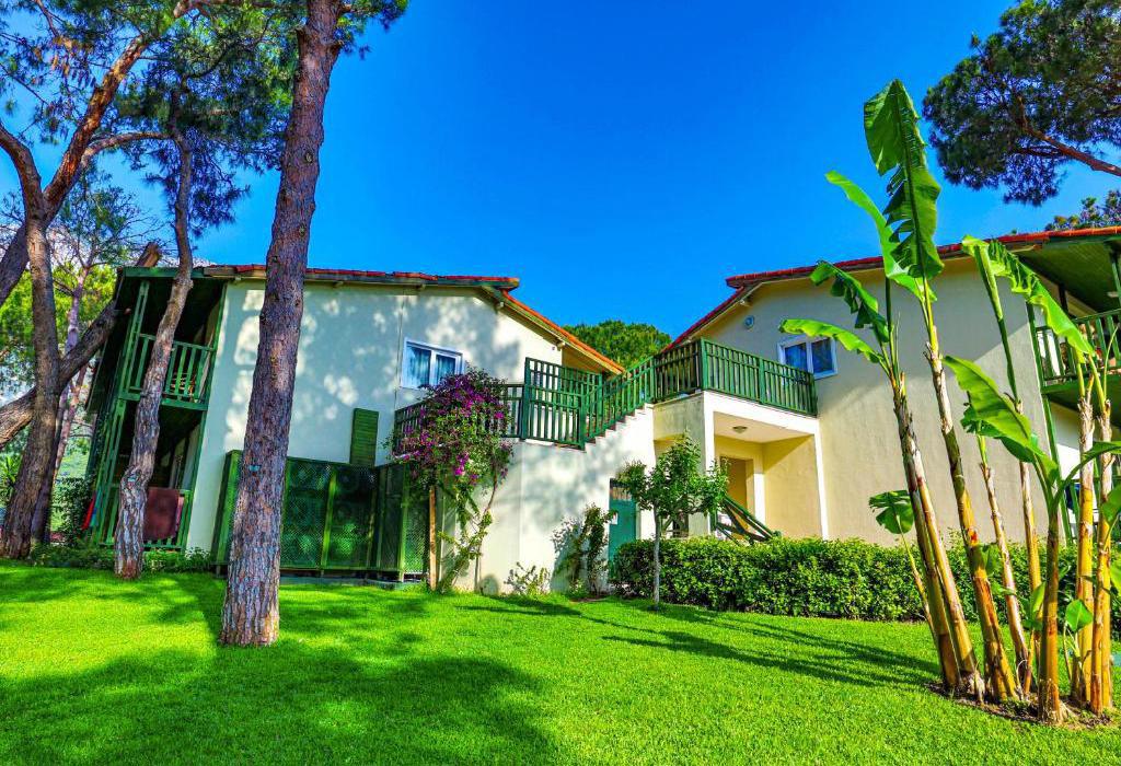 Hotel Crystal Flora Beach Resort