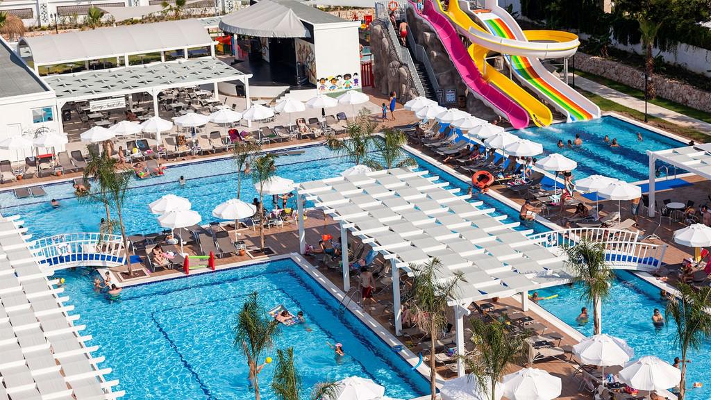 Karmir Resort & Spa