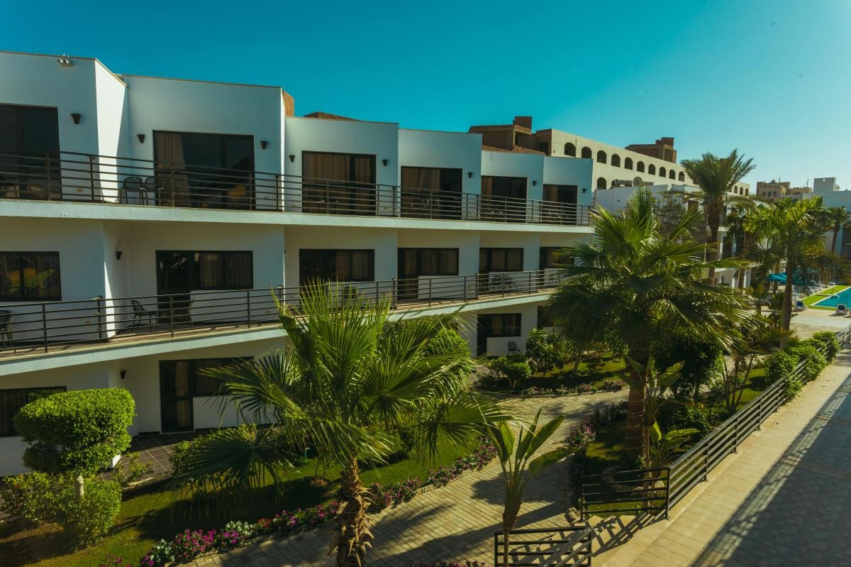La Rosa Waves Resort