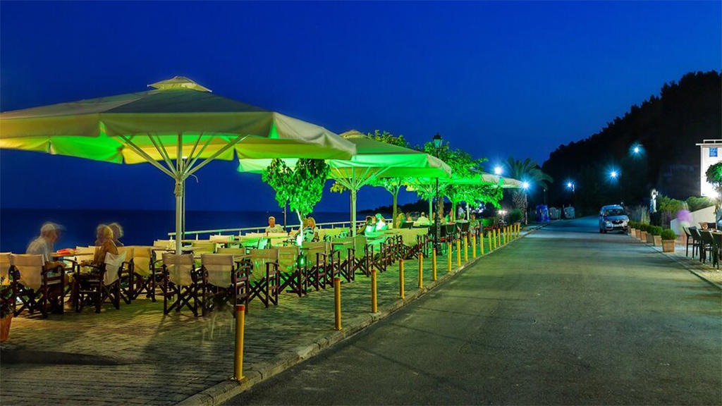 Xenios Dolphin Beach Hotel