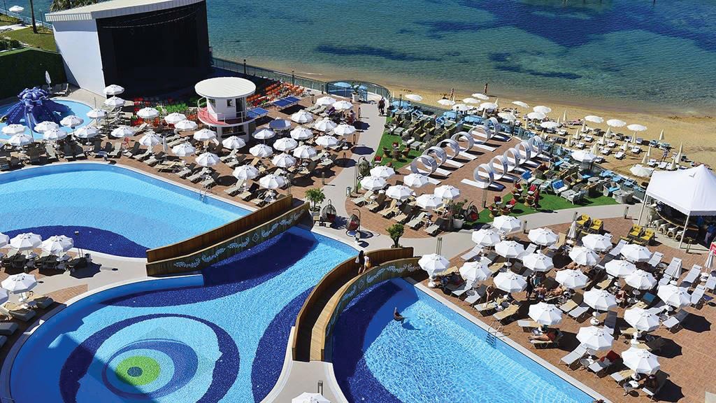 Azura Deluxe Resort & Spa