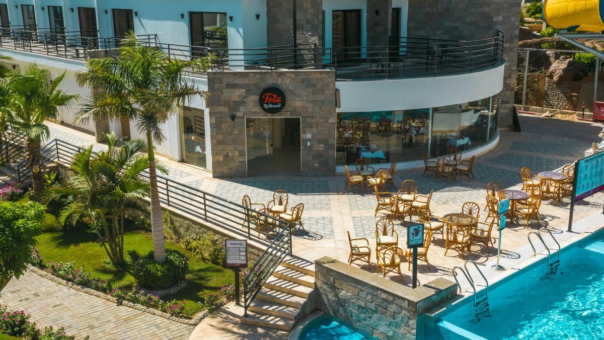 La Rosa Waves Resort